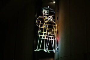 29.11.2022. Kielce. Neon na budynku Kieleckiego Centrum Kultury. / Fot. Wiktor Taszłow - Radio Kielce