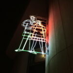 29.11.2022. Kielce. Neon na budynku Kieleckiego Centrum Kultury. / Fot. Wiktor Taszłow - Radio Kielce