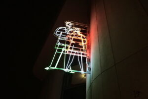 29.11.2022. Kielce. Neon na budynku Kieleckiego Centrum Kultury. / Fot. Wiktor Taszłow - Radio Kielce