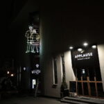 29.11.2022. Kielce. Neon na budynku Kieleckiego Centrum Kultury. / Fot. Wiktor Taszłow - Radio Kielce