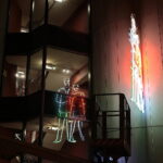 29.11.2022. Kielce. Neon na budynku Kieleckiego Centrum Kultury. / Fot. Wiktor Taszłow - Radio Kielce