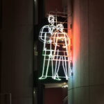 29.11.2022. Kielce. Neon na budynku Kieleckiego Centrum Kultury. / Fot. Wiktor Taszłow - Radio Kielce