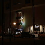 29.11.2022. Kielce. Neon na budynku Kieleckiego Centrum Kultury. / Fot. Wiktor Taszłow - Radio Kielce