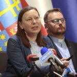 30.11.2022. Kielce. Konferencja wojewody świętokrzyskiego. Na zdjęciu: Joanna Modras - wojewódzki konserwator zabytków, ks. Adam Gucwa - proboszcz Parafii Rzymskokatolickiej pw. św. Stanisława w Ostrowcu Świętokrzyskim / Fot. Wiktor Taszłow - Radio Kielce