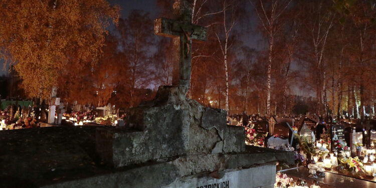 01.11.2022. Kielce. Cmentarz na Piaskach. / Fot. Wiktor Taszłow - Radio Kielce