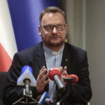 30.11.2022. Kielce. Konferencja wojewody świętokrzyskiego. Na zdjęciu: ks. Adam Gucwa - proboszcz Parafii Rzymskokatolickiej pw. św. Stanisława w Ostrowcu Świętokrzyskim / Fot. Wiktor Taszłow - Radio Kielce