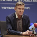 30.11.2022. Kielce. Konferencja wojewody świętokrzyskiego. Na zdjęciu: Paweł Kołodziejski - dyrektor Muzeum Przyrody i Techniki "Ekomuzeum" im. Jana Pazdura w Starachowicach / Fot. Wiktor Taszłow - Radio Kielce