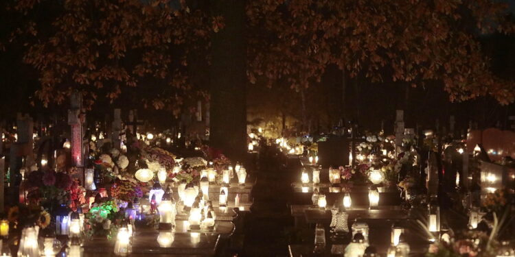 01.11.2022. Kielce. Cmentarz na Piaskach. / Fot. Wiktor Taszłow - Radio Kielce