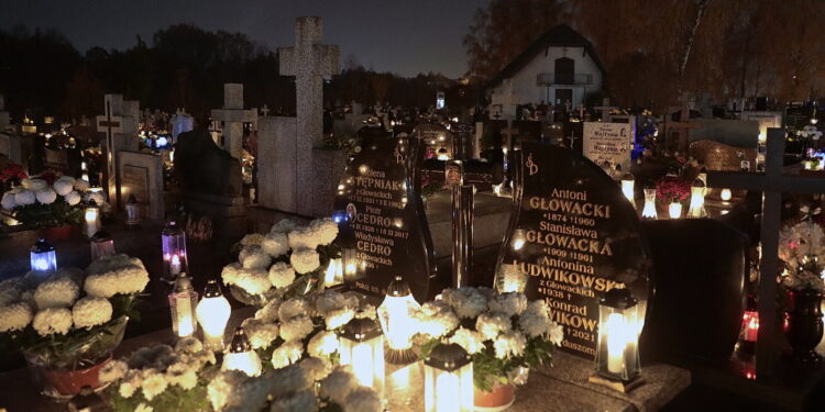 01.11.2022. Kielce. Cmentarz na Piaskach. / Fot. Wiktor Taszłow - Radio Kielce