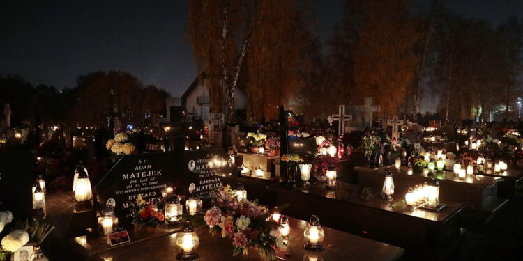 01.11.2022. Kielce. Cmentarz na Piaskach. / Fot. Wiktor Taszłow - Radio Kielce