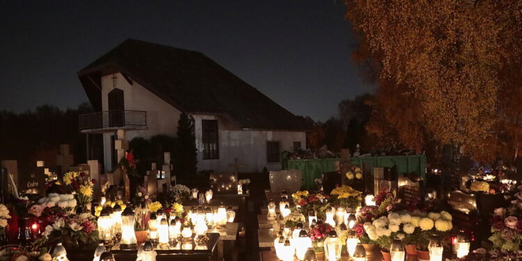 01.11.2022. Kielce. Cmentarz na Piaskach. / Fot. Wiktor Taszłow - Radio Kielce