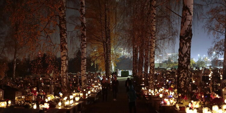 01.11.2022. Kielce. Cmentarz na Piaskach. / Fot. Wiktor Taszłow - Radio Kielce