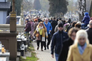 01.11.2022. Kielce. Wszystkich Świętych. Cmentarze / Fot. Wiktor Taszłow - Radio Kielce