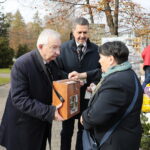 01.11.2022. Kielce. Wszystkich Świętych. Cmentarz Stary. Kwesta na rzecz ratowania zabytkowych nagrobków. Na zdjęciu (od lewej): poseł Krzysztof Lipiec, Jarosław Karyś - przewodniczący Rady Miasta Kielce / Fot. Wiktor Taszłow - Radio Kielce