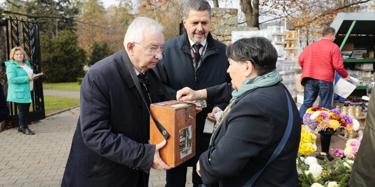 01.11.2022. Kielce. Wszystkich Świętych. Cmentarz Stary. Kwesta na rzecz ratowania zabytkowych nagrobków. Na zdjęciu (od lewej): poseł Krzysztof Lipiec, Jarosław Karyś - przewodniczący Rady Miasta Kielce / Fot. Wiktor Taszłow - Radio Kielce