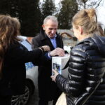 Kielce. Wszystkich Świętych. Cmentarz Stary. Kwesta na rzecz ratowania zabytkowych nagrobków / Fot. Wiktor Taszłow - Radio Kielce