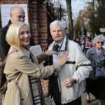 01.11.2022. Kielce. Wszystkich Świętych. Cmentarz Stary. Kwesta na rzecz ratowania zabytkowych nagrobków. Na zdjęciu (z lewej): Renata Janik - wicemarszałek województwa / Fot. Wiktor Taszłow - Radio Kielce