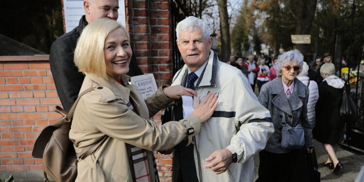 01.11.2022. Kielce. Wszystkich Świętych. Cmentarz Stary. Kwesta na rzecz ratowania zabytkowych nagrobków. Na zdjęciu (z lewej): Renata Janik - wicemarszałek województwa / Fot. Wiktor Taszłow - Radio Kielce