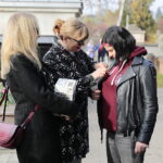 01.11.2022. Kielce. Wszystkich Świętych. Cmentarz Stary. Kwesta na rzecz ratowania zabytkowych nagrobków. Na zdjęciu (od lewej): Aleksandra Marcinkowska - dyrektor Wojewódzkiego Urzędu Pracy w Kielcach, Magdalena Fogiel-Litwinek - zastępca Wojewódzkiego Komendanta OHP / Fot. Wiktor Taszłow - Radio Kielce