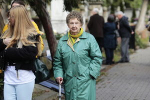 01.11.2022. Kielce. Wszystkich Świętych. Cmentarze. Na zdjęciu: Danuta Żbikowska - prezes Stowarzyszenia Rodzin i Sympatyków 2. Pułku Artylerii Lekkiej Legionów / Fot. Wiktor Taszłow - Radio Kielce