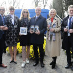 01.11.2022. Kielce. Wszystkich Świętych. Cmentarz Stary. Kwesta na rzecz ratowania zabytkowych nagrobków. Na zdjęciu (od lewej): Mariusz Goraj, Magdalena Fogiel-Litwinek - zastępca Wojewódzkiego Komendanta OHP, Aleksandra Marcinkowska - dyrektor Wojewódzkiego Urzędu Pracy w Kielcach, Piotr Wawrzyk - wiceminister spraw zagranicznych, Renata Janik - wicemarszałek województwa, senator Krzysztof Słoń / Fot. Wiktor Taszłow - Radio Kielce