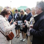 01.11.2022. Kielce. Wszystkich Świętych. Cmentarz Stary. Kwesta na rzecz ratowania zabytkowych nagrobków. Na zdjęciu (od lewej): Magdalena Fogiel-Litwinek - zastępca Wojewódzkiego Komendanta OHP, Aleksandra Marcinkowska - dyrektor Wojewódzkiego Urzędu Pracy w Kielcach, Piotr Wawrzyk - wiceminister spraw zagranicznych, Renata Janik - wicemarszałek województwa, senator Krzysztof Słoń / Fot. Wiktor Taszłow - Radio Kielce