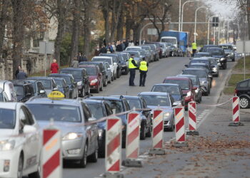 Gdzie zaparkować we Wszystkich Świętych? - Radio Kielce 01.11.2022. Kielce. Wszystkich Świętych. Cmentarze / Fot. Wiktor Taszłow - Radio Kielce