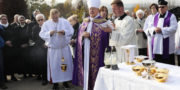 01.11.2022. Kielce. Cmentarz Nowy. Msza święta. Na zdjęciu: biskup Andrzej Kaleta / Fot. Wiktor Taszłow - Radio Kielce