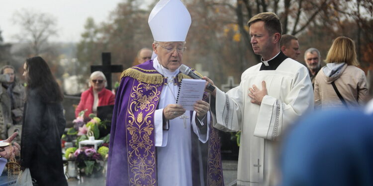 01.11.2022. Kielce. Cmentarz Nowy. Msza święta. Na zdjęciu: biskup Andrzej Kaleta / Fot. Wiktor Taszłow - Radio Kielce