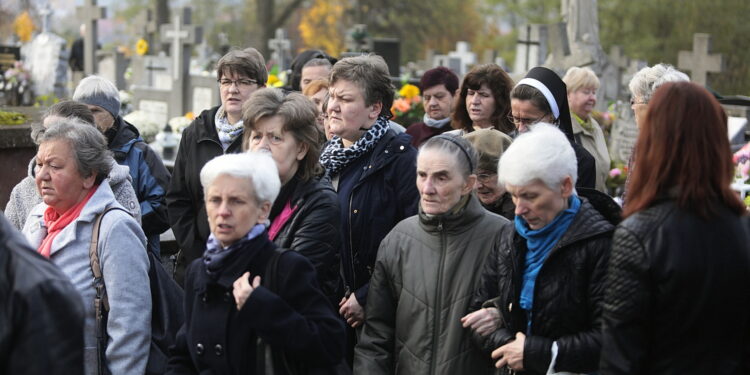 01.11.2022. Kielce. Cmentarz Nowy. Msza święta / Fot. Wiktor Taszłow - Radio Kielce