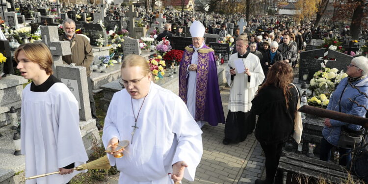 01.11.2022. Kielce. Cmentarz Nowy. Msza święta. Na zdjęciu: biskup Andrzej Kaleta / Fot. Wiktor Taszłow - Radio Kielce