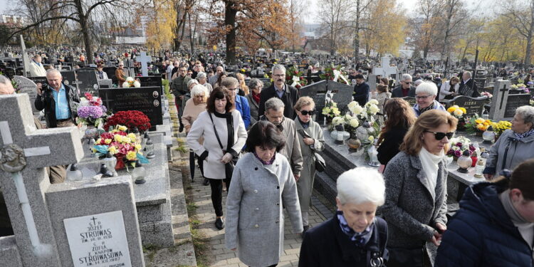 01.11.2022. Kielce. Cmentarz Nowy. Msza święta / Fot. Wiktor Taszłow - Radio Kielce