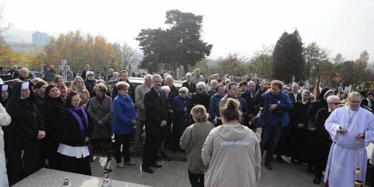 01.11.2022. Kielce. Cmentarz Nowy. Msza święta / Fot. Wiktor Taszłow - Radio Kielce