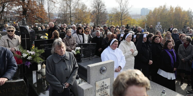 01.11.2022. Kielce. Cmentarz Nowy. Msza święta / Fot. Wiktor Taszłow - Radio Kielce