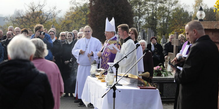 01.11.2022. Kielce. Cmentarz Nowy. Msza święta. Na zdjęciu: biskup Andrzej Kaleta / Fot. Wiktor Taszłow - Radio Kielce