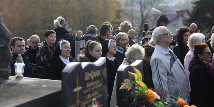 01.11.2022. Kielce. Cmentarz Nowy. Msza święta / Fot. Wiktor Taszłow - Radio Kielce