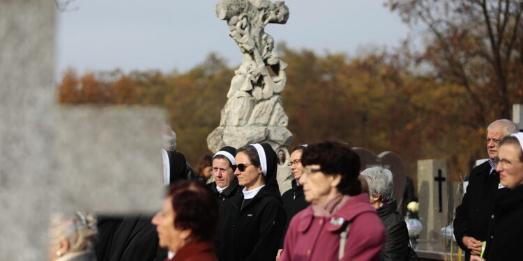 01.11.2022. Kielce. Cmentarz Nowy. Msza święta / Fot. Wiktor Taszłow - Radio Kielce