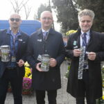 01.11.2022. Kielce. Wszystkich Świętych. Cmentarz Stary. Kwesta na rzecz ratowania zabytkowych nagrobków. Na zdjęciu (od lewej): Mariusz Goraj, Piotr Wawrzyk - wiceminister spraw zagranicznych, senator Krzysztof Słoń / Fot. Wiktor Taszłow - Radio Kielce