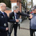01.11.2022. Kielce. Wszystkich Świętych. Cmentarz Stary. Kwesta na rzecz ratowania zabytkowych nagrobków. Na zdjęciu (od lewej): Piotr Wawrzyk - wiceminister spraw zagranicznych, senator Krzysztof Słoń / Fot. Wiktor Taszłow - Radio Kielce