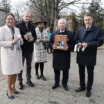 01.11.2022. Kielce. Wszystkich Świętych. Cmentarz Stary. Kwesta na rzecz ratowania zabytkowych nagrobków. Na zdjęciu (od lewej): radna Marianna Noworycka-Gniatkowska, Dariusz Kozak, Małgorzata Pruś - dyrektor biura poselskiego Krzysztofa Lipca, poseł Krzysztof Lipiec, Jarosław Karyś - przewodniczący Rady Miasta Kielce / Fot. Wiktor Taszłow - Radio Kielce