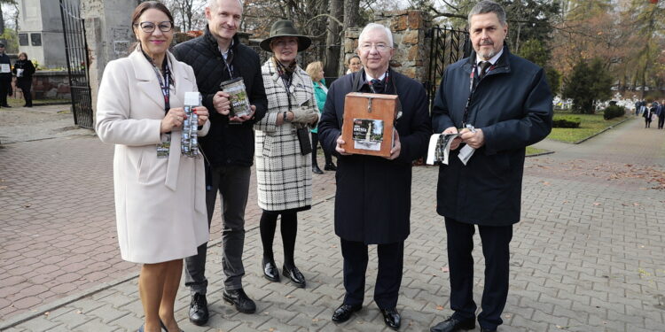 01.11.2022. Kielce. Wszystkich Świętych. Cmentarz Stary. Kwesta na rzecz ratowania zabytkowych nagrobków. Na zdjęciu (od lewej): radna Marianna Noworycka-Gniatkowska, Dariusz Kozak, Małgorzata Pruś - dyrektor biura poselskiego Krzysztofa Lipca, poseł Krzysztof Lipiec, Jarosław Karyś - przewodniczący Rady Miasta Kielce / Fot. Wiktor Taszłow - Radio Kielce