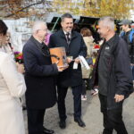 01.11.2022. Kielce. Wszystkich Świętych. Cmentarz Stary. Kwesta na rzecz ratowania zabytkowych nagrobków. Na zdjęciu (w środku, od lewej): poseł Krzysztof Lipiec, Jarosław Karyś - przewodniczący Rady Miasta Kielce / Fot. Wiktor Taszłow - Radio Kielce