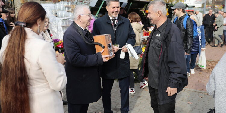 01.11.2022. Kielce. Wszystkich Świętych. Cmentarz Stary. Kwesta na rzecz ratowania zabytkowych nagrobków. Na zdjęciu (w środku, od lewej): poseł Krzysztof Lipiec, Jarosław Karyś - przewodniczący Rady Miasta Kielce / Fot. Wiktor Taszłow - Radio Kielce