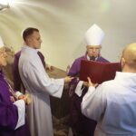 02.11.2022. Kielce. Modlitwa w podziemnej krypcie bazyliki katedralnej. / Fot. Wiktor Taszłow - Radio Kielce