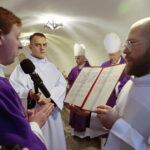 02.11.2022. Kielce. Modlitwa w podziemnej krypcie bazyliki katedralnej. / Fot. Wiktor Taszłow - Radio Kielce