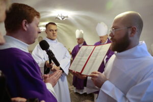 02.11.2022. Kielce. Modlitwa w podziemnej krypcie bazyliki katedralnej. / Fot. Wiktor Taszłow - Radio Kielce