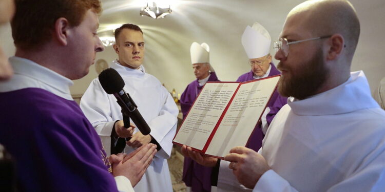 02.11.2022. Kielce. Modlitwa w podziemnej krypcie bazyliki katedralnej. / Fot. Wiktor Taszłow - Radio Kielce