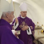 02.11.2022. Kielce. Modlitwa w podziemnej krypcie bazyliki katedralnej. / Fot. Wiktor Taszłow - Radio Kielce