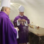 02.11.2022. Kielce. Modlitwa w podziemnej krypcie bazyliki katedralnej. / Fot. Wiktor Taszłow - Radio Kielce