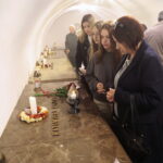 02.11.2022. Kielce. Modlitwa w podziemnej krypcie bazyliki katedralnej. / Fot. Wiktor Taszłow - Radio Kielce